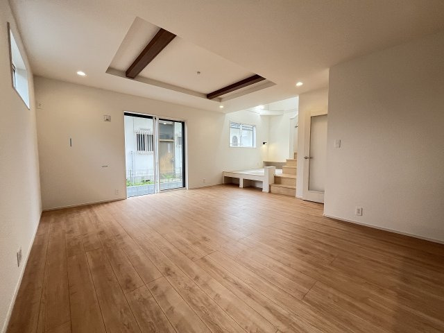 【居間・リビング】 | 春日市岡本5丁目　1号棟（全2棟）【仲介手数料無料・0円】 | 施工例。施工例は完成時と異なる場合があります。