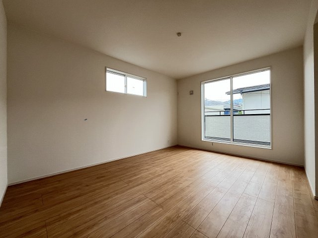 【寝室】 | 春日市岡本5丁目　1号棟（全2棟）【仲介手数料無料・0円】 | 施工例。施工例は完成時と異なる場合があります。