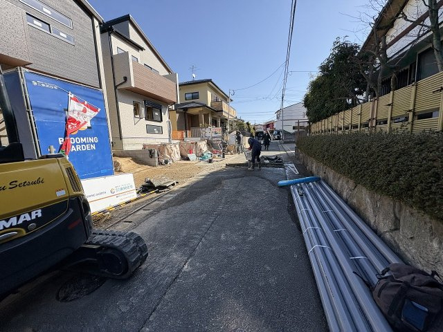 【その他】 | 春日市岡本5丁目　1号棟（全2棟）【仲介手数料無料・0円】 | 現地写真。前面道路です。