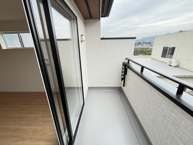 【バルコニー】 | 春日市岡本5丁目　1号棟（全2棟）【仲介手数料無料・0円】 | 施工例。施工例は完成時と異なる場合があります。