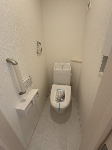 【トイレ】 | 春日市岡本5丁目　1号棟（全2棟）【仲介手数料無料・0円】 | 施工例。2階にもトイレです。施工例は完成時と異なる場合があります。