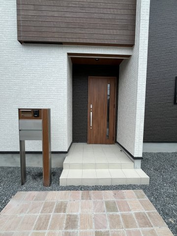 【玄関】 | 春日市岡本5丁目　1号棟（全2棟）【仲介手数料無料・0円】 | 施工例。施工例は完成時と異なる場合があります。