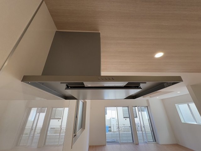 【キッチン】 | 春日市岡本5丁目　1号棟（全2棟）【仲介手数料無料・0円】 | 施工例。施工例は完成時と異なる場合があります。