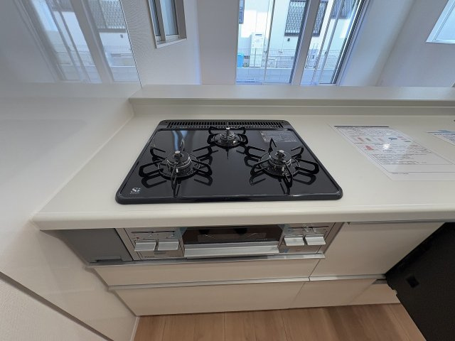 【キッチン】 | 春日市岡本5丁目　1号棟（全2棟）【仲介手数料無料・0円】 | 施工例。施工例は完成時と異なる場合があります。