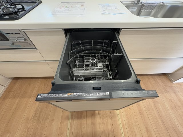 【キッチン】 | 春日市岡本5丁目　1号棟（全2棟）【仲介手数料無料・0円】 | 施工例。施工例は完成時と異なる場合があります。