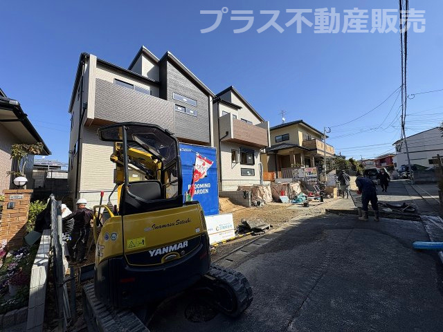 【外観】 | 春日市岡本5丁目　1号棟（全2棟）【仲介手数料無料・0円】 | 現地写真。同じ物件を見るなら、プラス不動産販売にお任せ下さい。