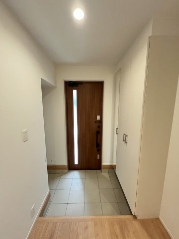 【玄関】 | 春日市岡本5丁目　1号棟（全2棟）【仲介手数料無料・0円】 | 施工例。施工例は完成時と異なる場合があります。