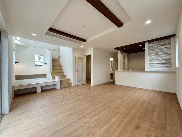 【内装】 | 春日市岡本5丁目　1号棟（全2棟）【仲介手数料無料・0円】 | 施工例。リビングです。施工例は完成時と異なる場合があります。