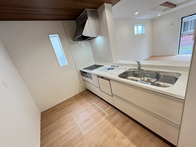 【キッチン】 | 春日市岡本5丁目　1号棟（全2棟）【仲介手数料無料・0円】 | 施工例。施工例は完成時と異なる場合があります。