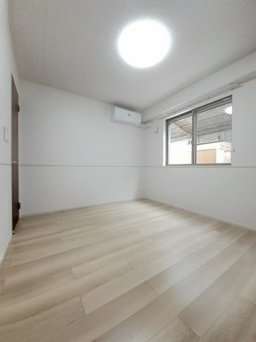 アット横小路の内装