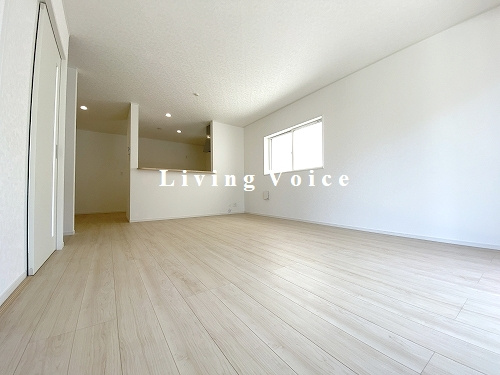 【居間・リビング】 | 【仲介手数料０円】平塚市達上ヶ丘第4　新築一戸建て　全2棟 | 平塚市達上ヶ丘第4　新築一戸建て　全2棟