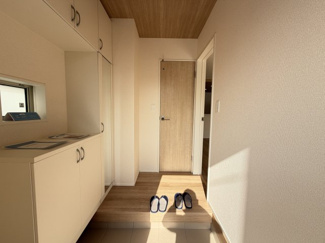 【玄関】 | 那覇市宮城（全4棟）4号棟 | 4号棟　十分な収納付き玄関♪