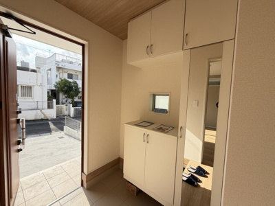 【玄関】 | 那覇市宮城（全4棟）4号棟 | 4号棟　十分な収納付き玄関♪