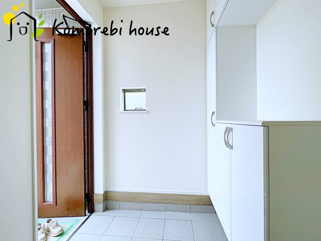 第3　伊奈町小室　新築一戸建て　ハートフルタウン　Qの玄関|ゆったりとした玄関です