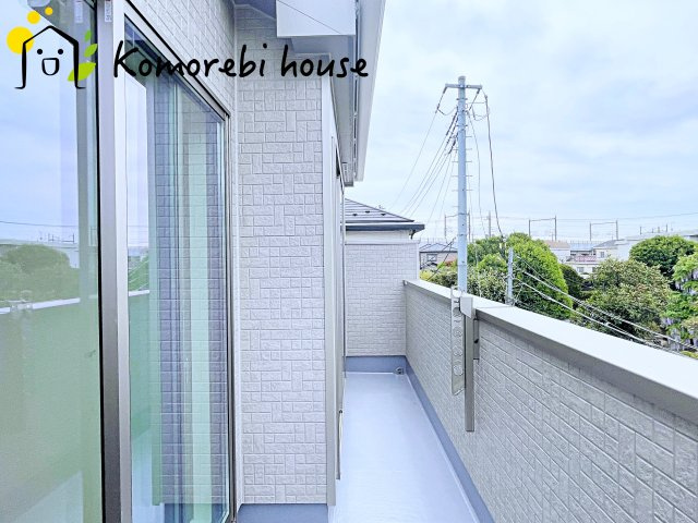 第3　伊奈町小室　新築一戸建て　ハートフルタウン　Qのバルコニー|開放的で明るい空間を演出してくれるバルコニーです
