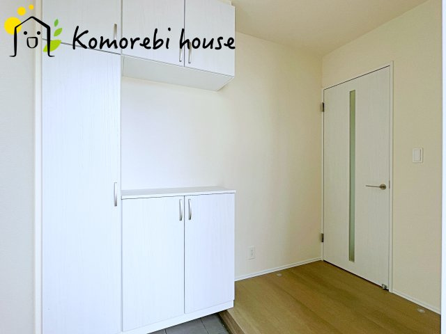 第3　伊奈町小室　新築一戸建て　ハートフルタウン　Qの玄関|明るい玄関です