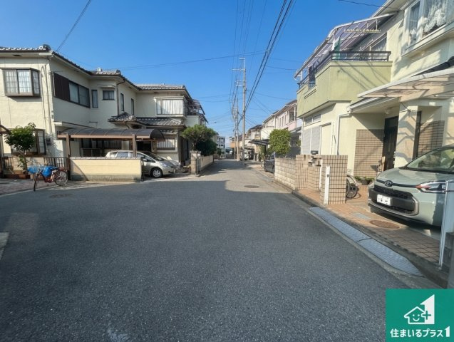29(土)30(日)現地説明会！◆堺市美原区北余部　限定1邸の前面道路含む現地写真|周辺は閑静な住宅街！前面道路広々で車の出し入れも便利です。駐車が苦手な方でも安心して車庫入れできます！