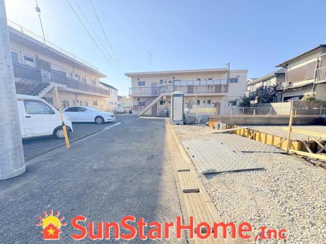 【サンスターホーム】福生市熊川　省エネ新築戸建の前面道路含む現地写真