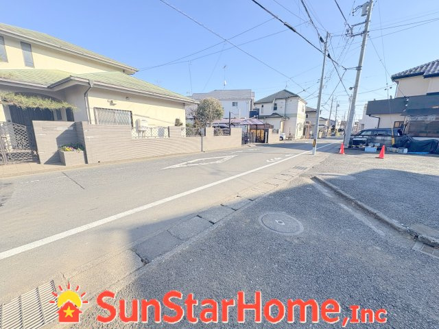【サンスターホーム】福生市熊川　省エネ新築戸建の前面道路含む現地写真