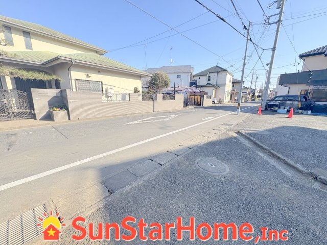 【サンスターホーム】福生市熊川　省エネ新築戸建の前面道路含む現地写真