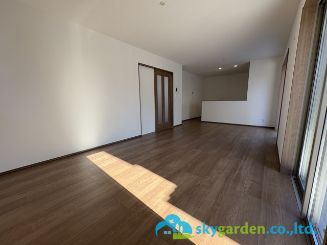 茅ヶ崎市円蔵1丁目　新築戸建　全2棟A号棟の居間・リビング|18帖超のLDK