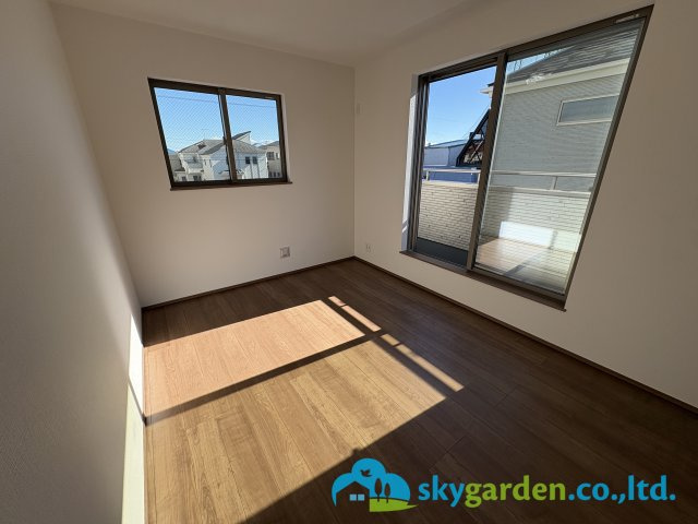 茅ヶ崎市円蔵1丁目　新築戸建　全2棟A号棟の洋室|明るい洋室です