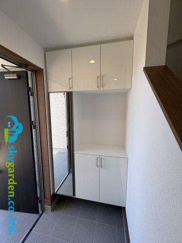 茅ヶ崎市円蔵1丁目　新築戸建　全2棟A号棟の玄関|シューズボックス