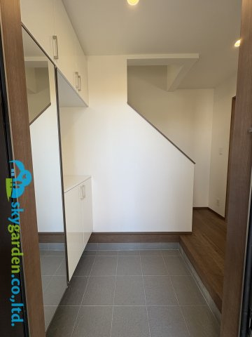 茅ヶ崎市円蔵1丁目　新築戸建　全2棟A号棟の玄関|落ち着いた玄関です