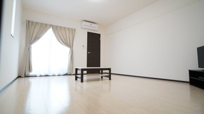 【居間・リビング】 | レオネクスト１８番館 | 収納も完備！リビングを広く使えます。