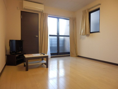 【居間・リビング】 | レオネクスト１８番館 | ベランダに繋がる大きな窓があります！