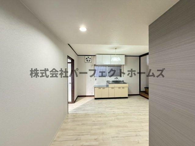 高柳2丁目戸建　賃貸の居間・リビング|こちらのリビングで趣味の時間をお楽しみください