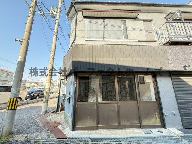 高柳2丁目戸建　賃貸の駐車場|車をお持ちの方に嬉しい駐車場付きの物件です