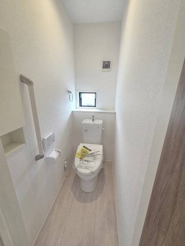 新築　太田市高林南町　1号棟　GRAFAREのトイレ|現地写真　トイレは洗浄機能付きです！壁面収納も嬉しいですね♪