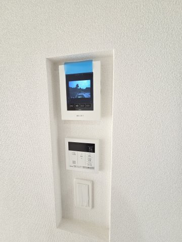 新築　太田市高林南町　1号棟　GRAFAREの防犯設備|現地写真　カラーTVモニター付きのドアホンがついています。お子様やご高齢の方がお留守番の時でも安心です！