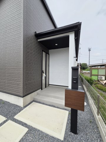 新築　太田市高林南町　1号棟　GRAFAREの玄関|現地写真　TVモニター付きドアホンはポストと一体型！