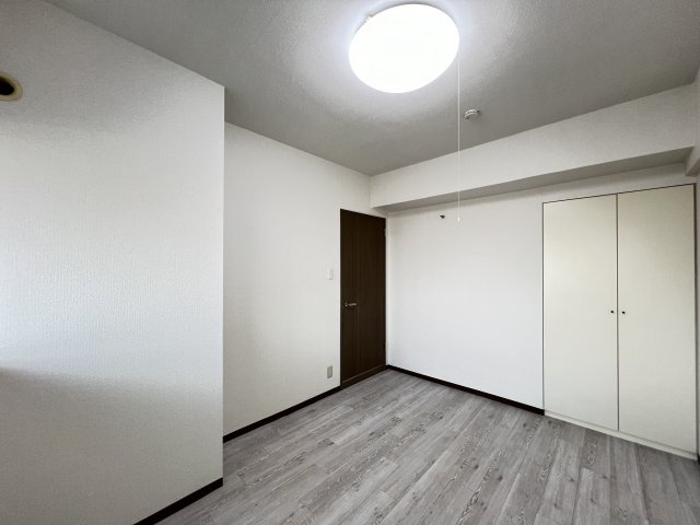 ローレルコート桜井南の寝室|洋室6.4帖　物入れつき