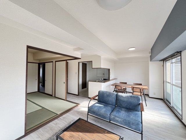 ローレルコート桜井南の居間・リビング|LDK12.1帖