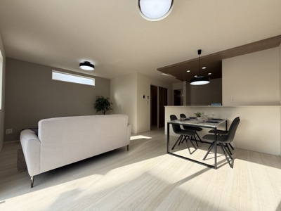 【居間・リビング】 | 那覇市宮城（全4棟）1号棟 | 1号棟　LDK18帖♪キッチンはオシャレな折下げ天井♪