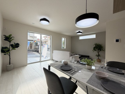 【居間・リビング】 | 那覇市宮城（全4棟）1号棟 | 1号棟　LDK18帖♪キッチンはオシャレな折下げ天井♪