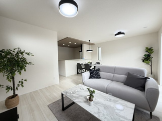 【居間・リビング】 | 那覇市宮城（全4棟）1号棟 | 1号棟　LDK18帖♪キッチンはオシャレな折下げ天井♪