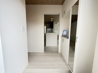 【玄関】 | 那覇市宮城（全4棟）1号棟 | 1号棟　十分な収納付き玄関♪