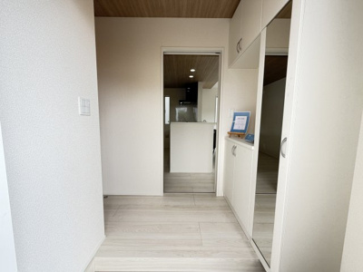 【玄関】 | 那覇市宮城（全4棟）1号棟 | 1号棟　十分な収納付き玄関♪