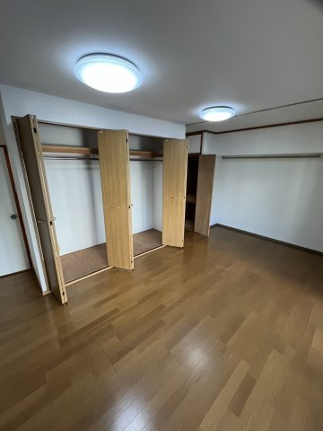 小松１丁目マンションの洋室