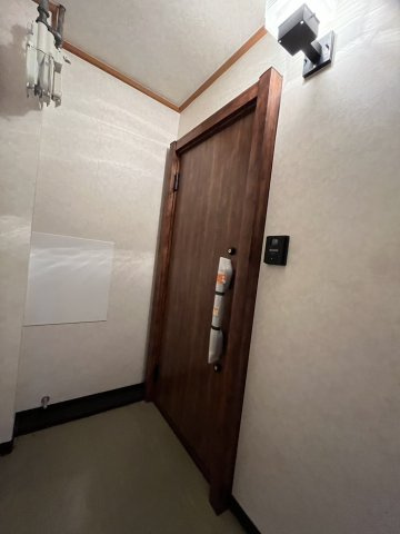 小松１丁目マンションの玄関