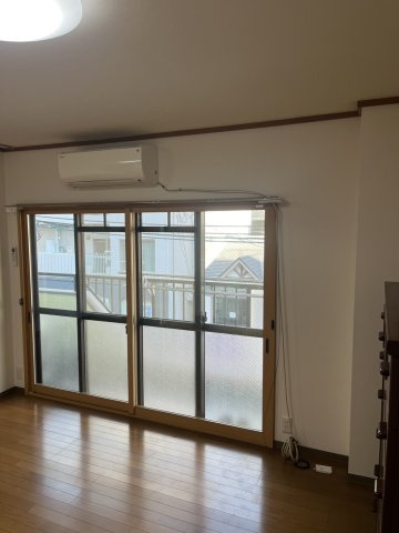 小松１丁目マンションの洋室