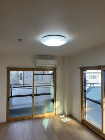 小松１丁目マンションの洋室