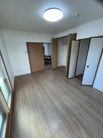 小松１丁目マンションの洋室