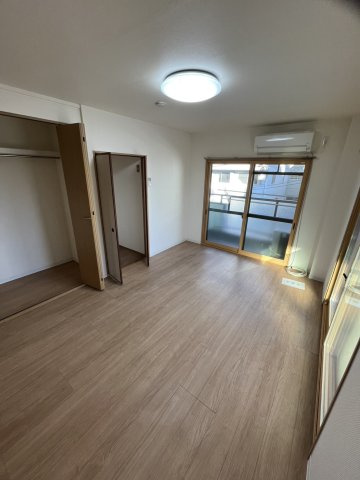 小松１丁目マンションの洋室