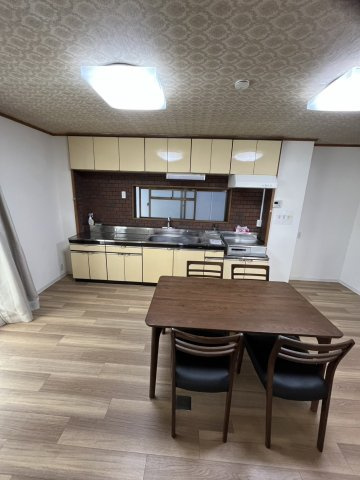 小松１丁目マンションの洋室