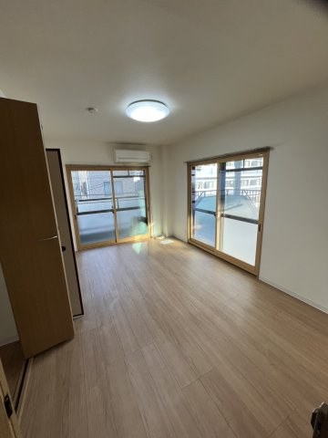 小松１丁目マンションの洋室